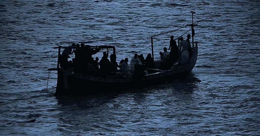 လှေကြီးပေါ်တွင် လူအများအပြားရှိသော ခရီးသည်များ